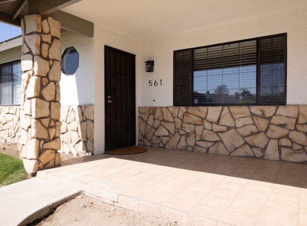 Image 2 of property listing at 561 Wellington Place, Porterville, CA 93257
