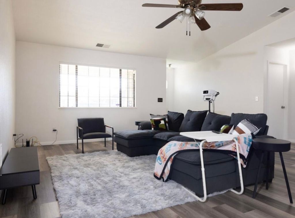Image 3 of property listing at 561 Wellington Place, Porterville, CA 93257