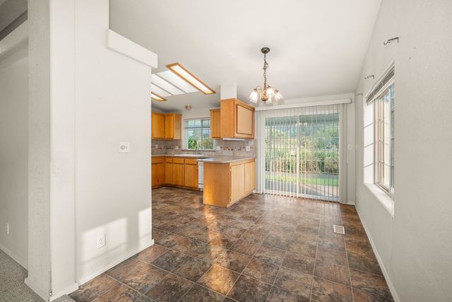 1037 W Sunny Creek Cir, Spokane, WA 99224
