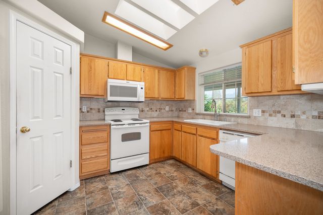 1037 W Sunny Creek Cir, Spokane, WA 99224