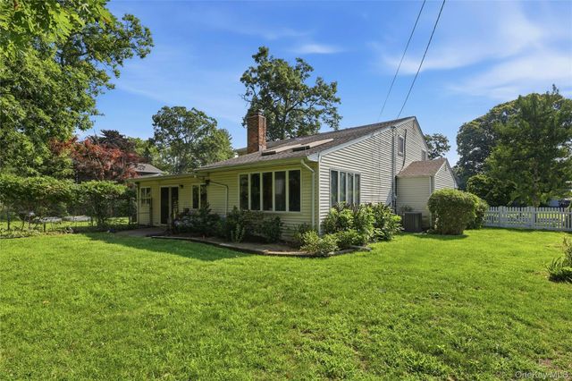 12 Kenny Street, Hauppauge, NY 11788
