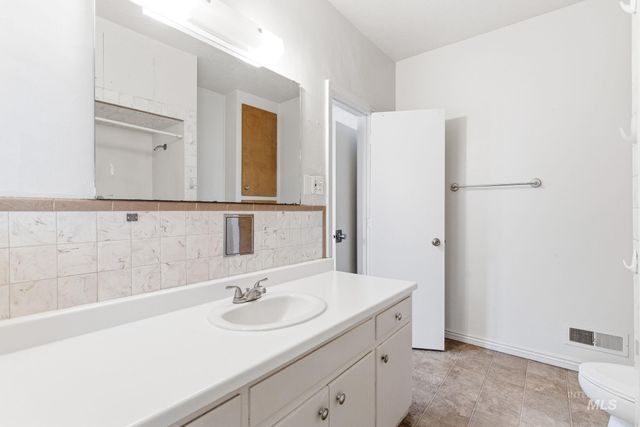 428 S Almond St, Nampa, ID 83686