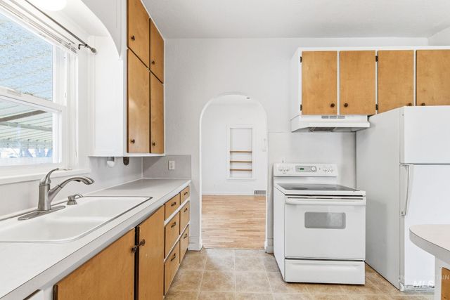 428 S Almond St, Nampa, ID 83686