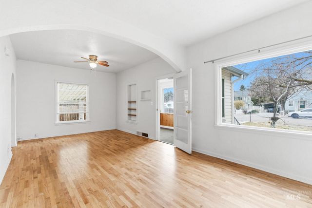 428 S Almond St, Nampa, ID 83686