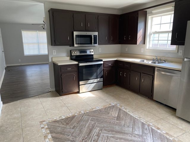 608 Woodhaven Dr, Clarksville, TN 37042