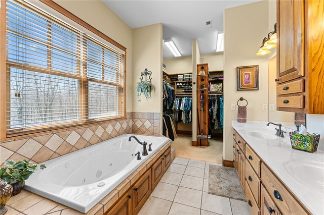 1206 E Timber Top Drive, Rogers, AR 72756