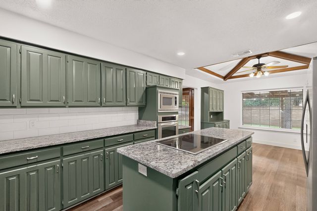 2008 Turf Club Drive, Arlington, TX 76017