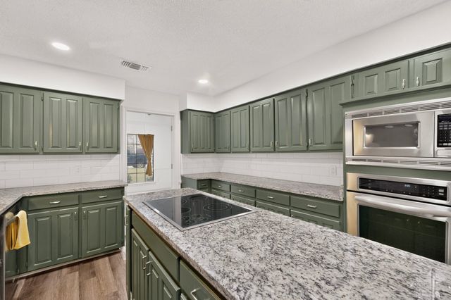 2008 Turf Club Drive, Arlington, TX 76017