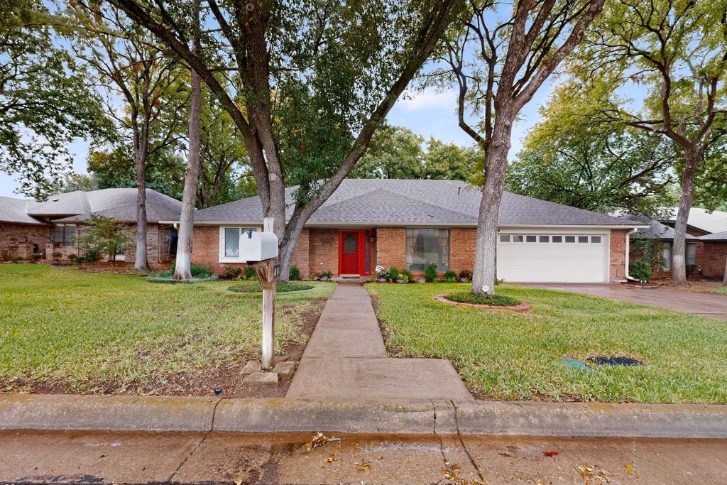 2008 Turf Club Drive, Arlington, TX 76017