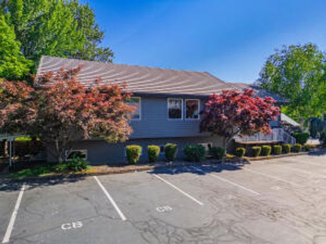 877 NE 7th Street, Grants Pass, OR 97526