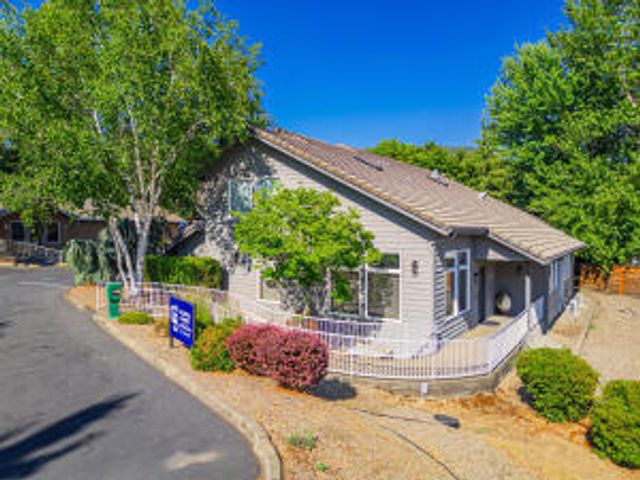 877 NE 7th Street, Grants Pass, OR 97526
