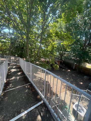 877 NE 7th Street, Grants Pass, OR 97526