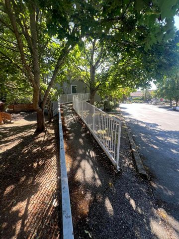 877 NE 7th Street, Grants Pass, OR 97526