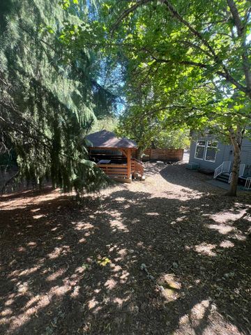 877 NE 7th Street, Grants Pass, OR 97526