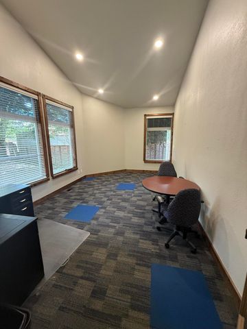 877 NE 7th Street, Grants Pass, OR 97526