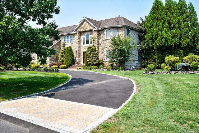 5 Home Court, Huntington, NY 11743