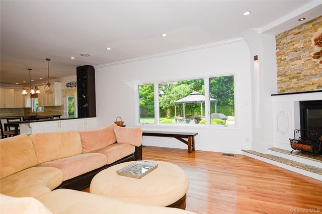 5 Home Court, Huntington, NY 11743
