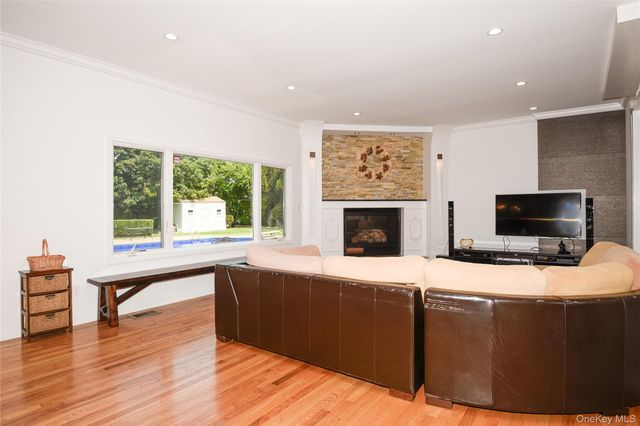 5 Home Court, Huntington, NY 11743