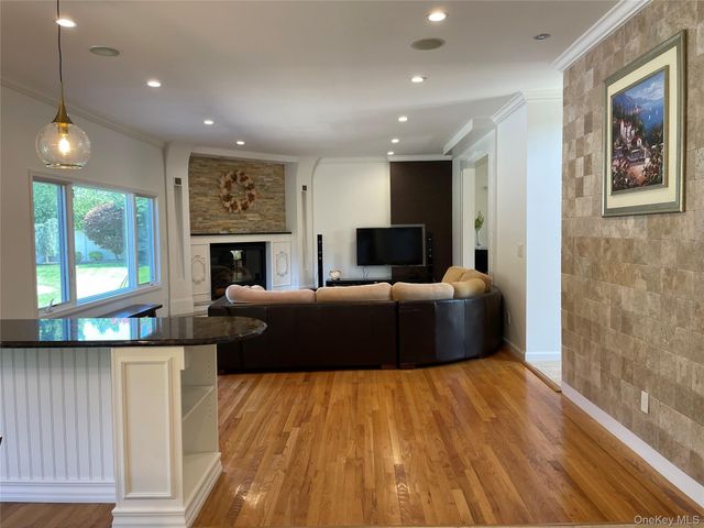 5 Home Court, Huntington, NY 11743