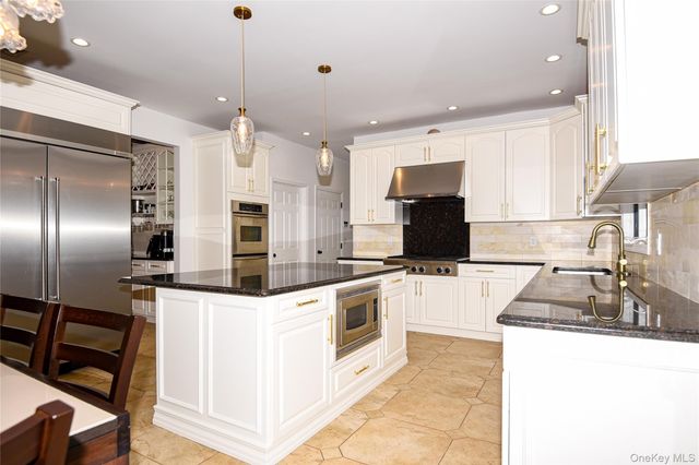 5 Home Court, Huntington, NY 11743
