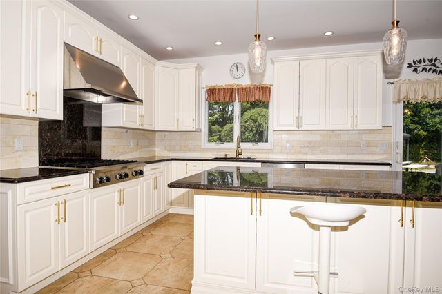 5 Home Court, Huntington, NY 11743
