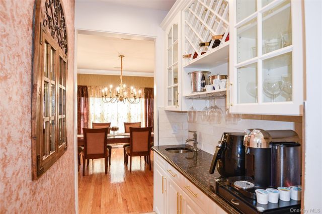 5 Home Court, Huntington, NY 11743