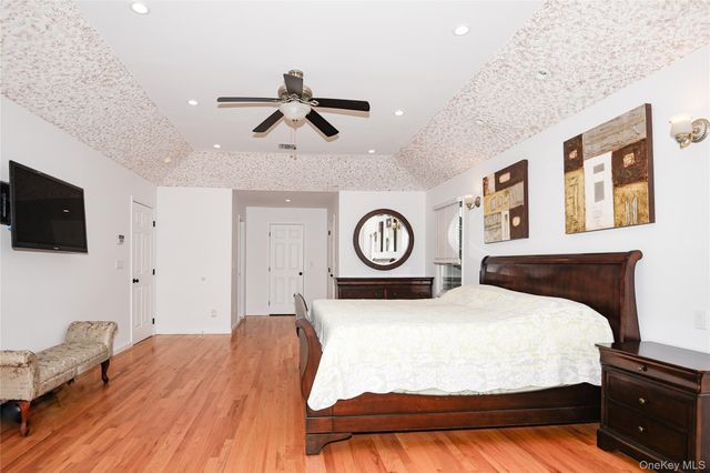 5 Home Court, Huntington, NY 11743