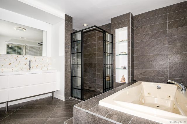 5 Home Court, Huntington, NY 11743