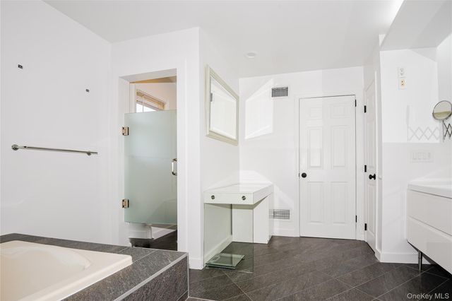 5 Home Court, Huntington, NY 11743