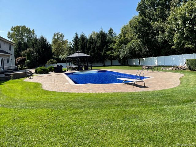 5 Home Court, Huntington, NY 11743