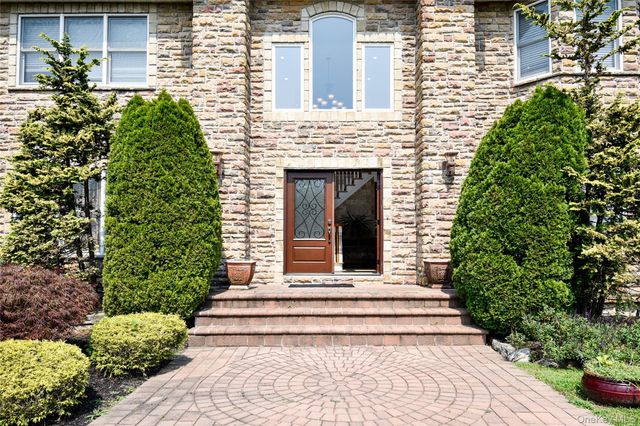 5 Home Court, Huntington, NY 11743