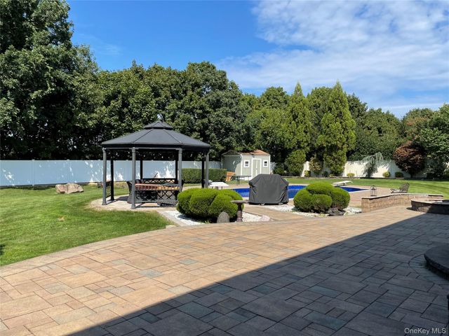 5 Home Court, Huntington, NY 11743