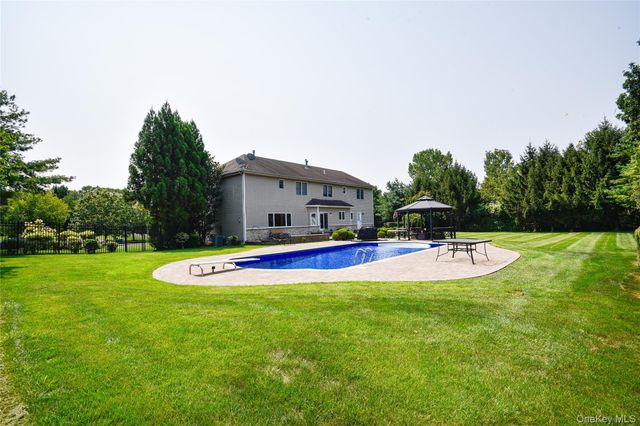 5 Home Court, Huntington, NY 11743