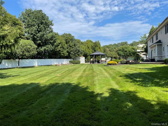 5 Home Court, Huntington, NY 11743