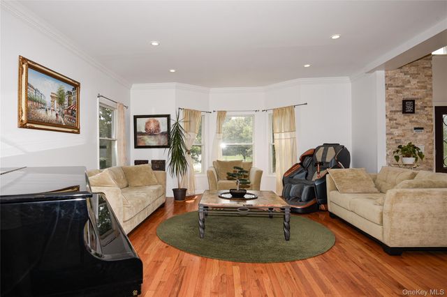 5 Home Court, Huntington, NY 11743