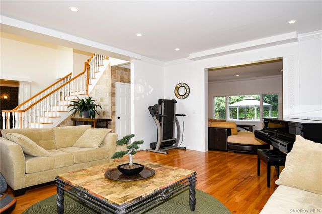 5 Home Court, Huntington, NY 11743