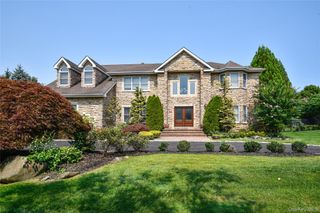 5 Home Court, Huntington, NY 11743