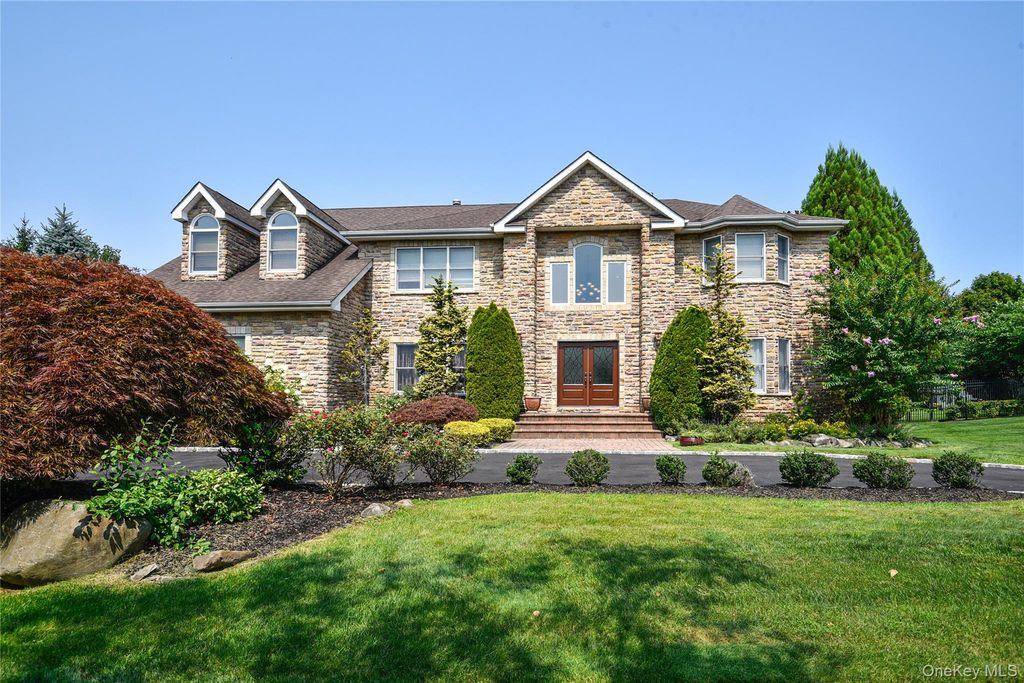 5 Home Court, Huntington, NY 11743 — exterior
