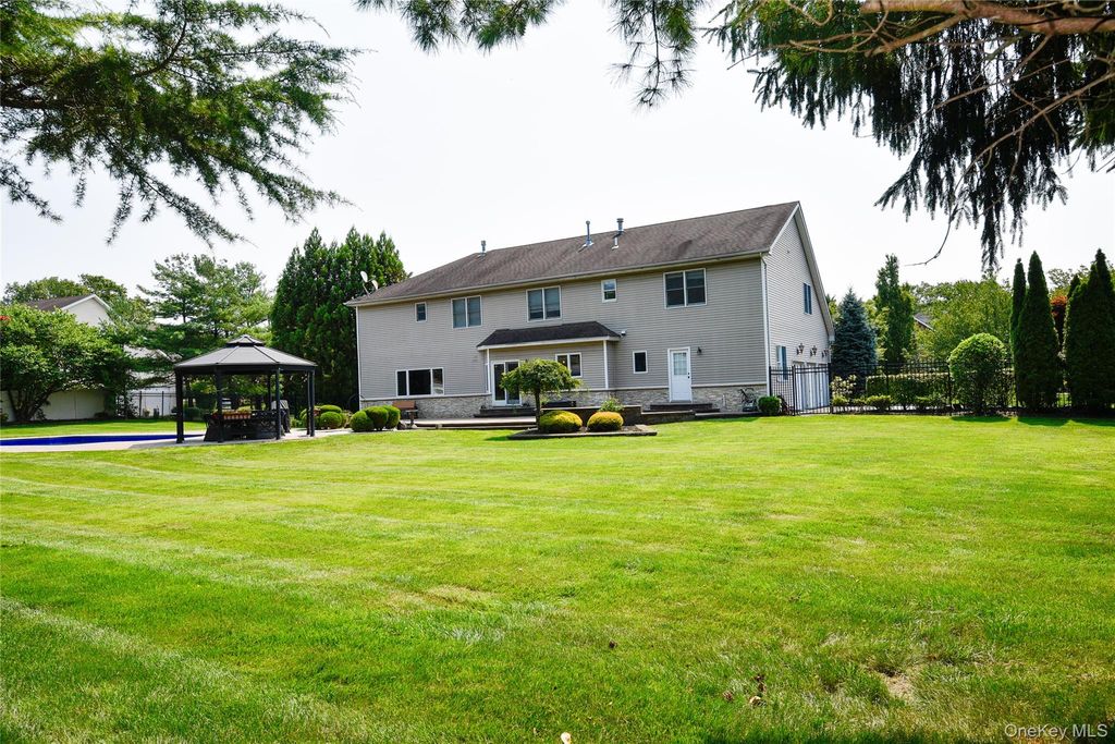 5 Home Court, Huntington, NY 11743 — photo 4