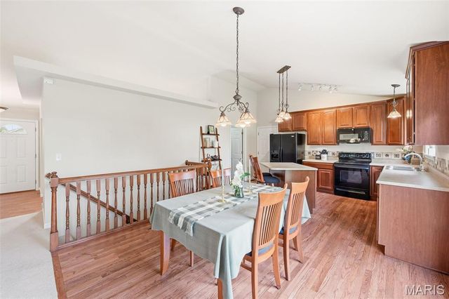 180 Jacobs Way, St Peters, MO 63376