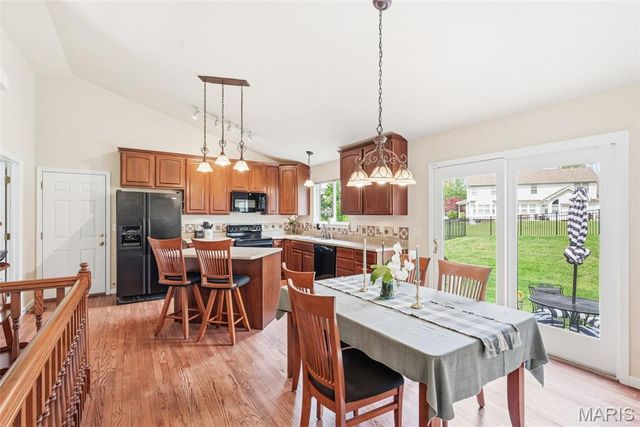 180 Jacobs Way, St Peters, MO 63376