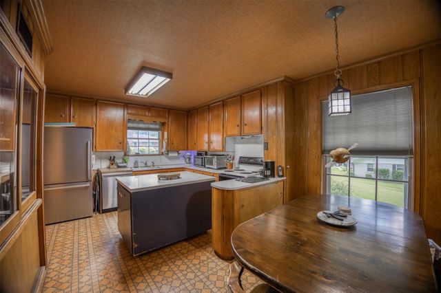 21 Rambling Road, Palestine, TX 75801