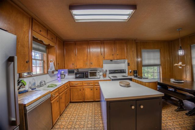 21 Rambling Road, Palestine, TX 75801
