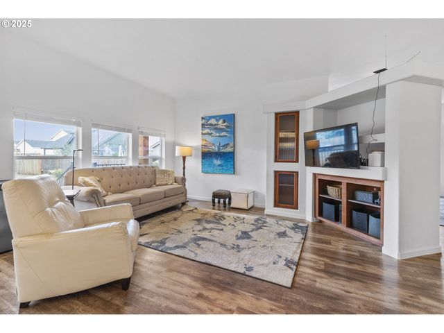 886 Se BONNIE BURKE Dr, Estacada, OR 97023