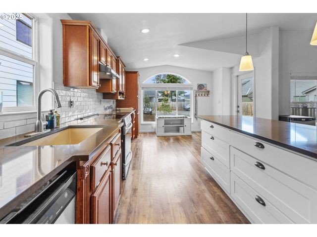 886 Se BONNIE BURKE Dr, Estacada, OR 97023