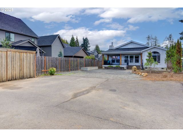 886 Se BONNIE BURKE Dr, Estacada, OR 97023