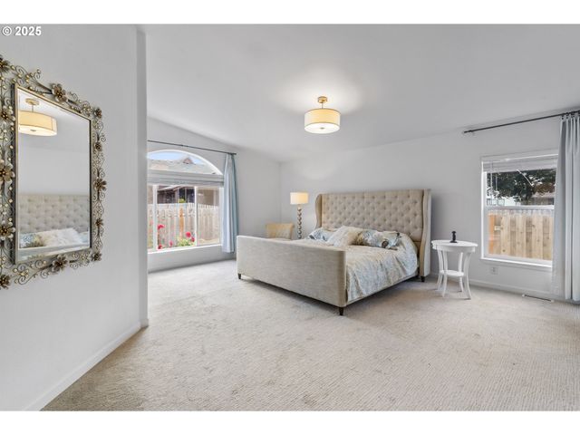 886 Se BONNIE BURKE Dr, Estacada, OR 97023