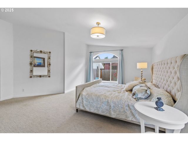 886 Se BONNIE BURKE Dr, Estacada, OR 97023