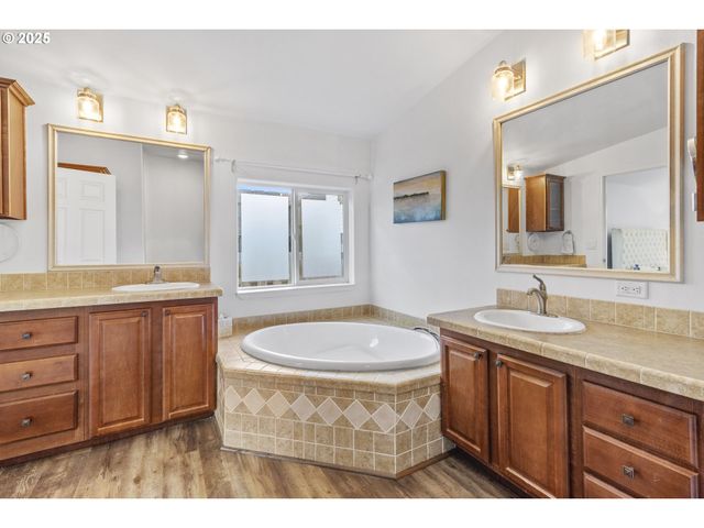 886 Se BONNIE BURKE Dr, Estacada, OR 97023