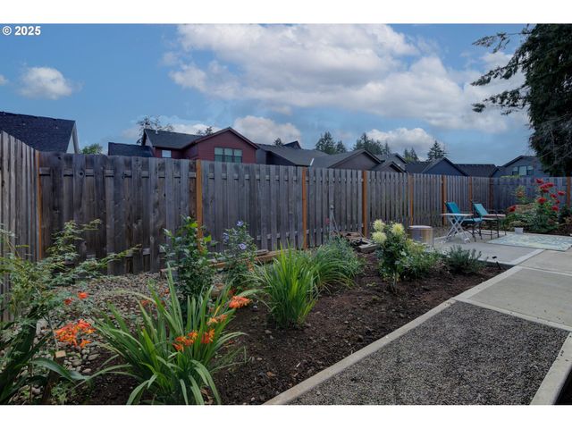 886 Se BONNIE BURKE Dr, Estacada, OR 97023